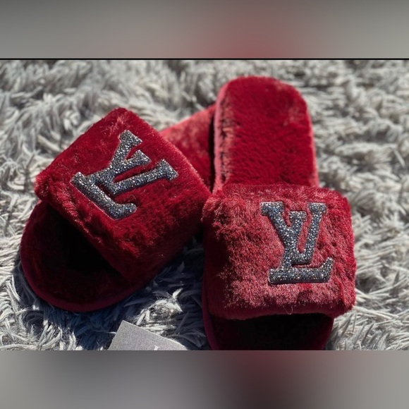 Shoes - ✨NEW✨ Fashion Burgundy Faux Fur Women’s Slippers 8